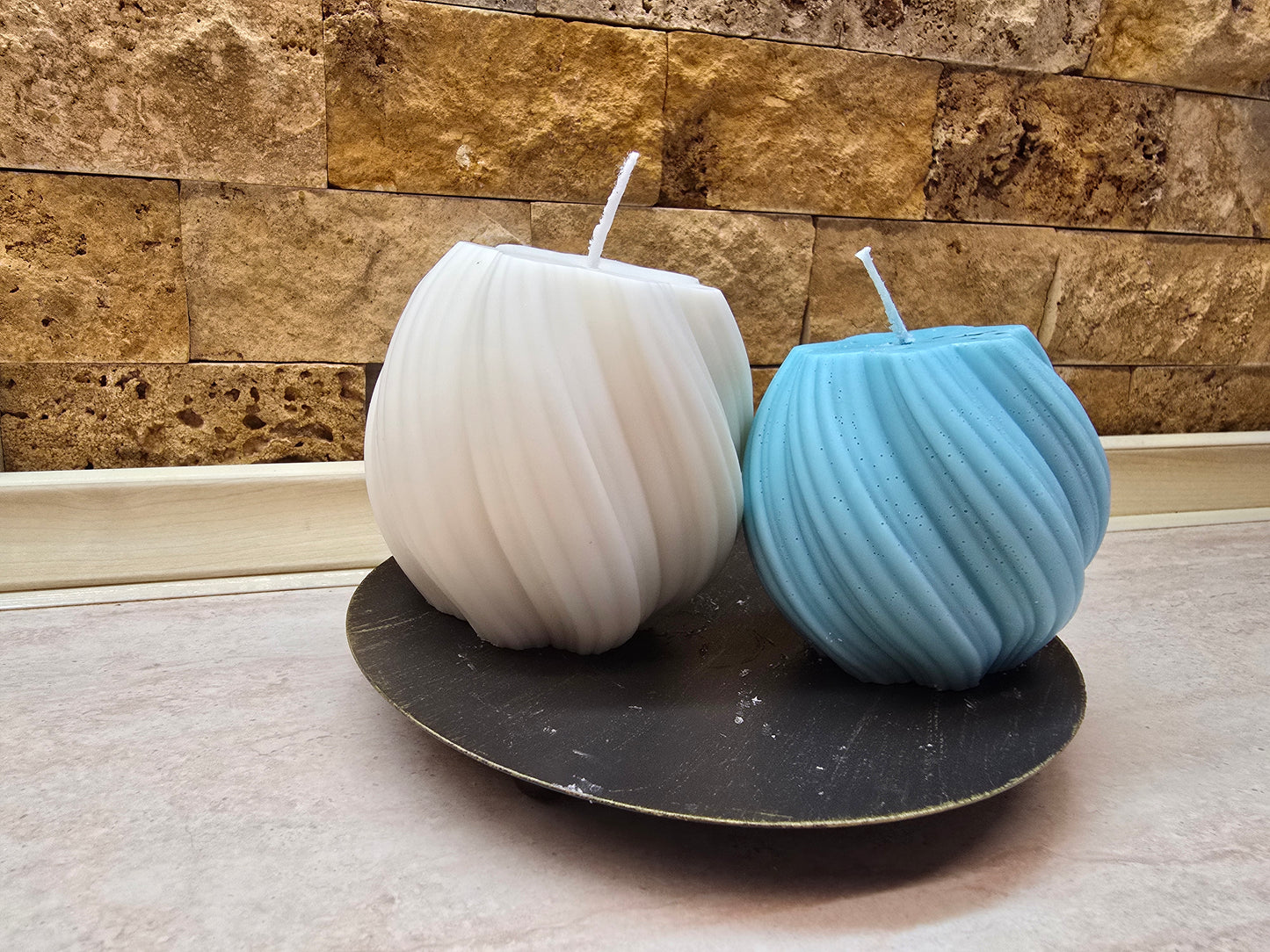Lumânare handmade spirală – „Spirala Delicată”, decor rafinat din ceară naturală