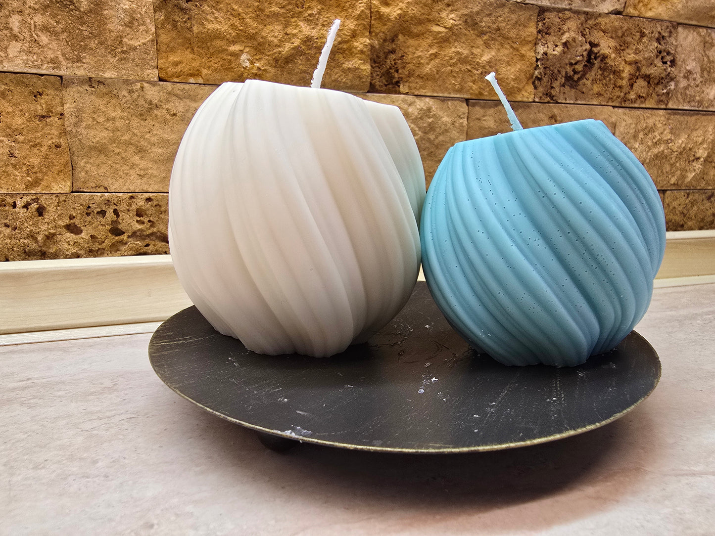 Lumânare handmade spirală – „Spirala Delicată”, decor rafinat din ceară naturală