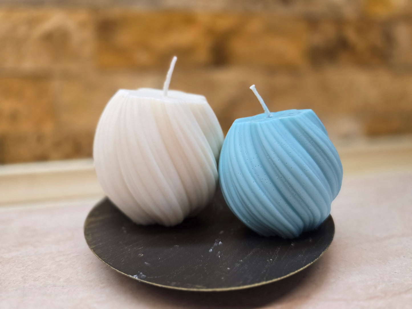 Lumânare handmade spirală – „Spirala Delicată”, decor rafinat din ceară naturală