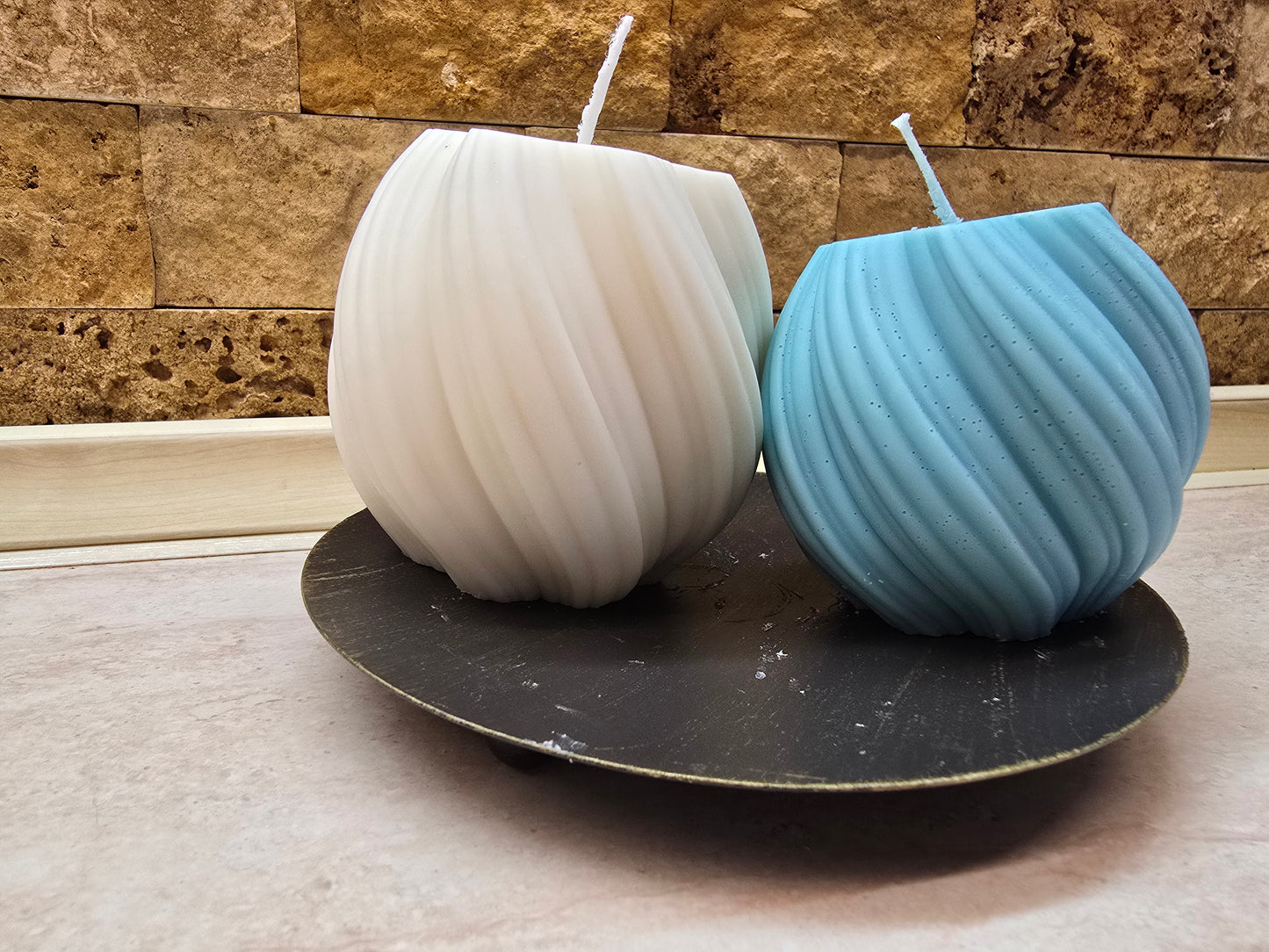 Lumânare handmade spirală – „Spirala Delicată”, decor rafinat din ceară naturală