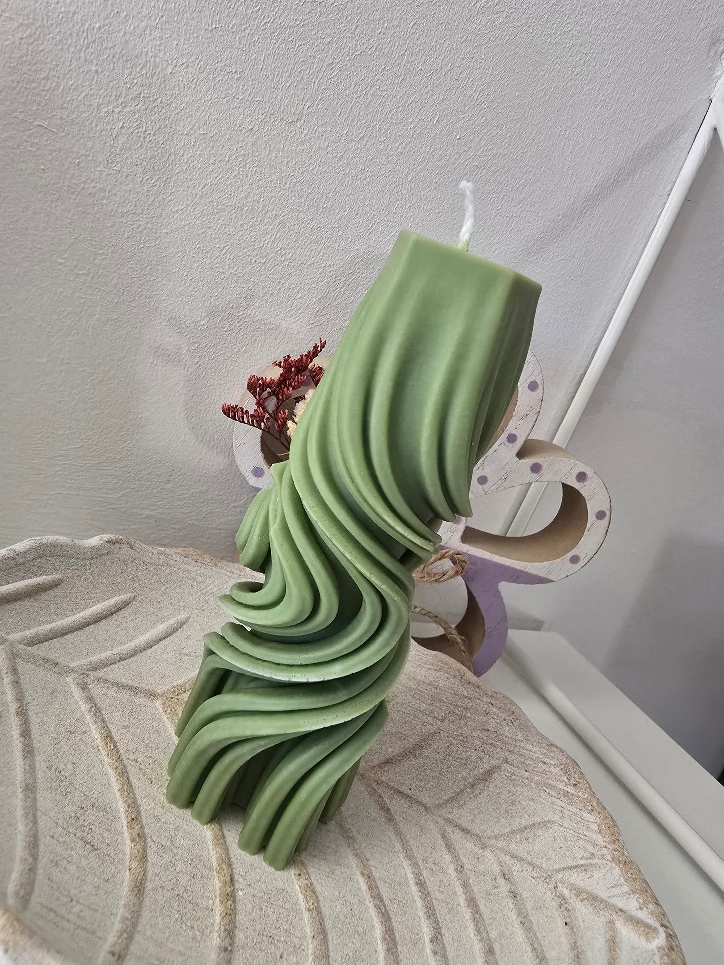 Lumânare handmade „Spirală de Lumină” – Eleganță și Stil