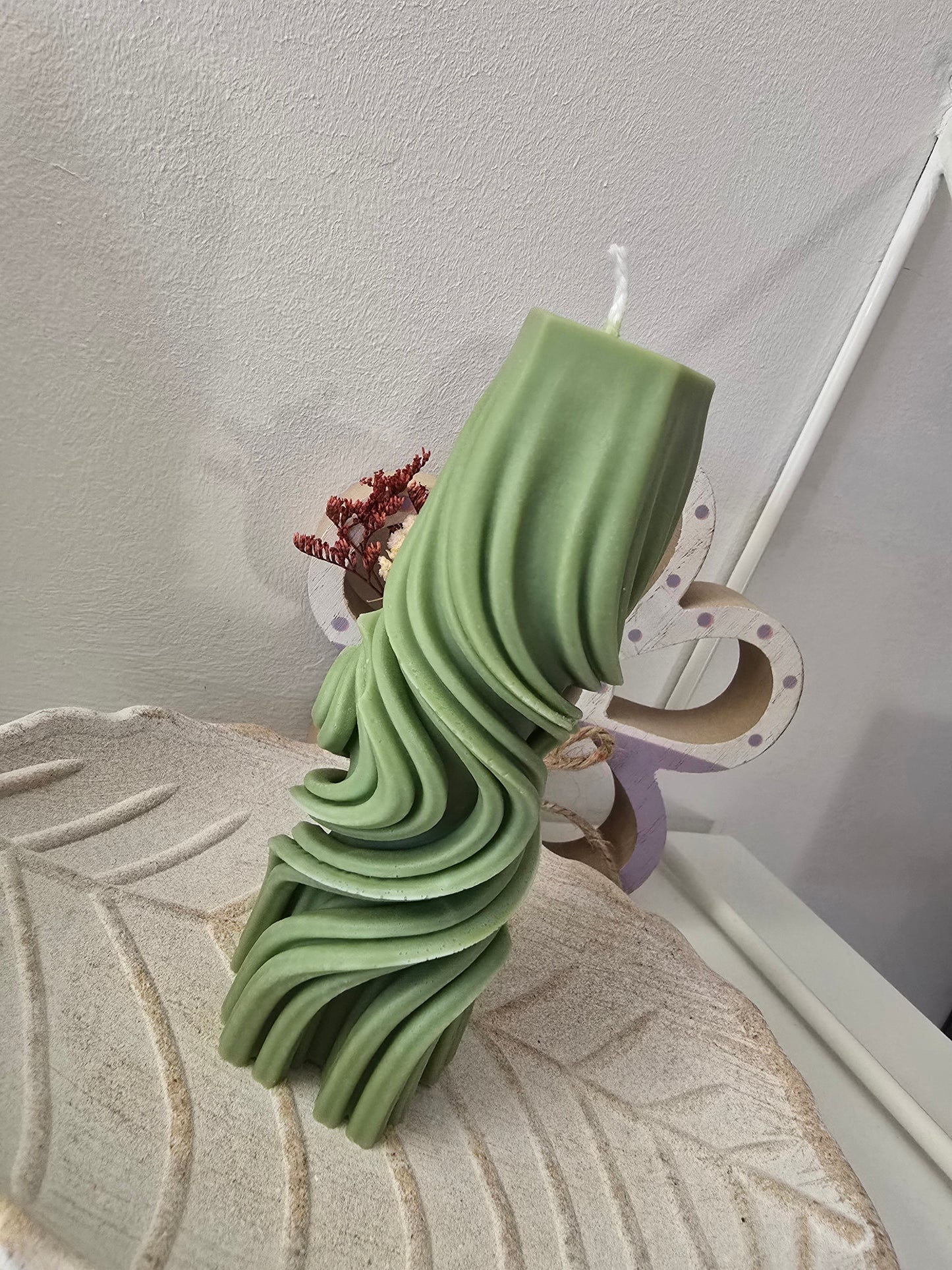 Lumânare handmade „Spirală de Lumină” – Eleganță și Stil