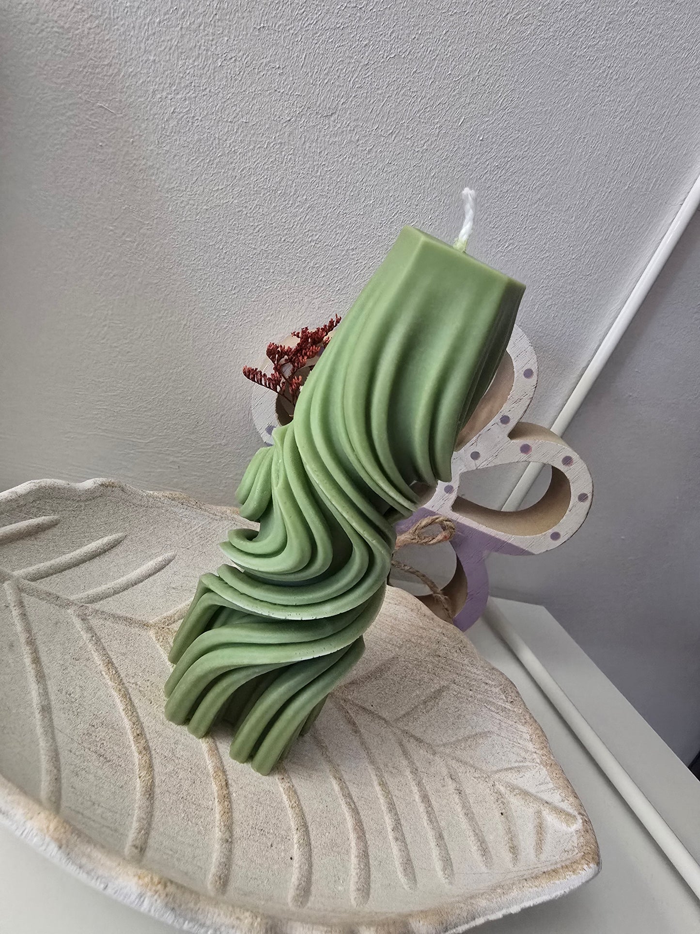 Lumânare handmade „Spirală de Lumină” – Eleganță și Stil