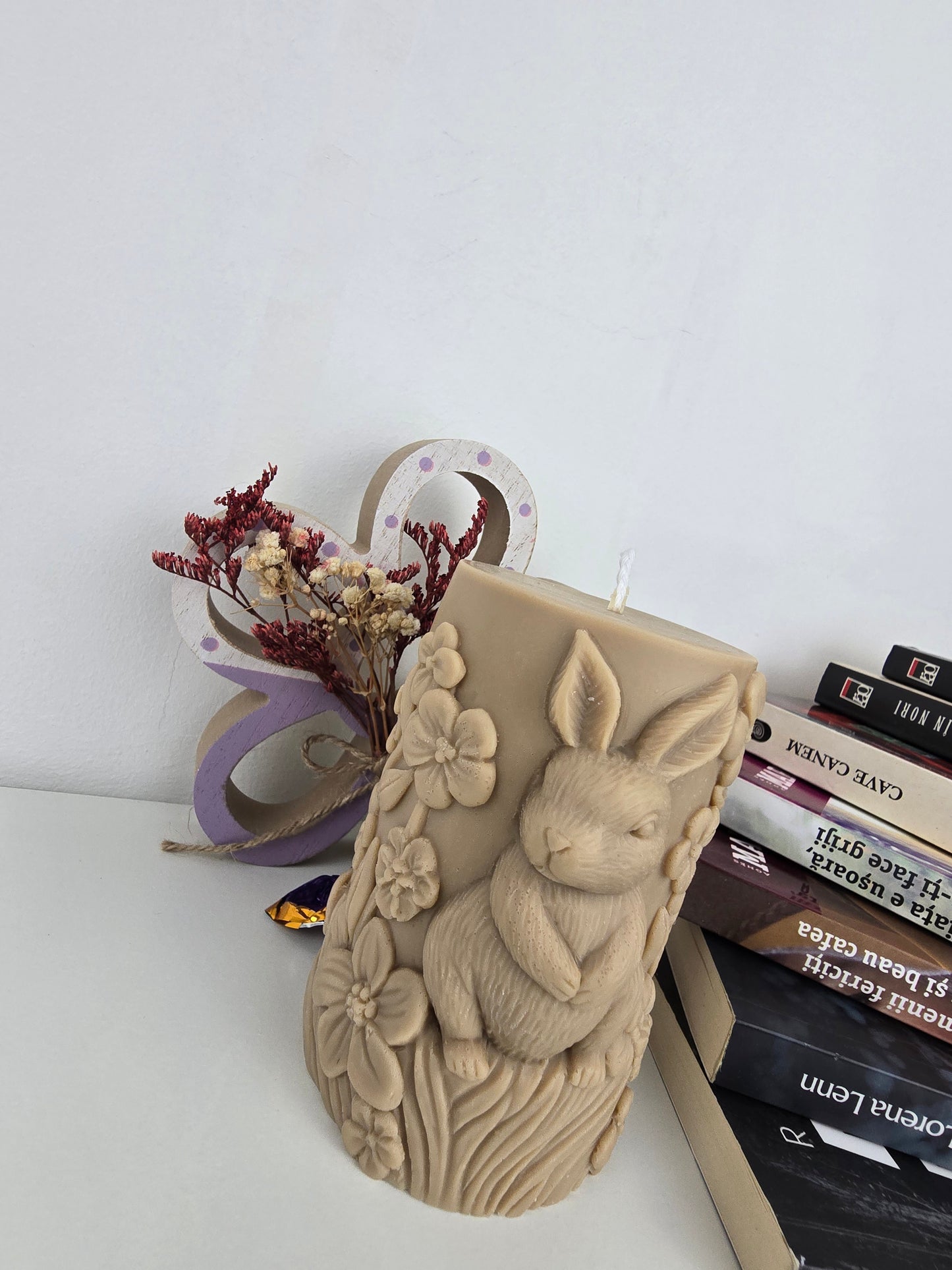 Set decorativ handmade „Mângâierea Primăverii” – Iepuraș și mâini din ceară