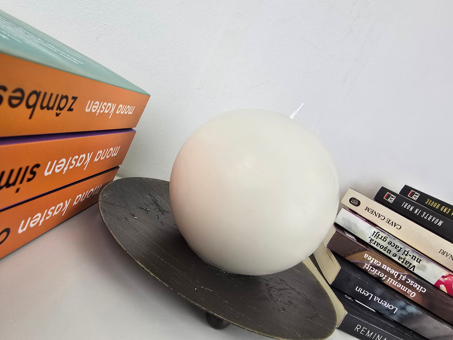 Lumânare handmade rotundă – „Luna Sferică”, ceară naturală & aromă subtilă