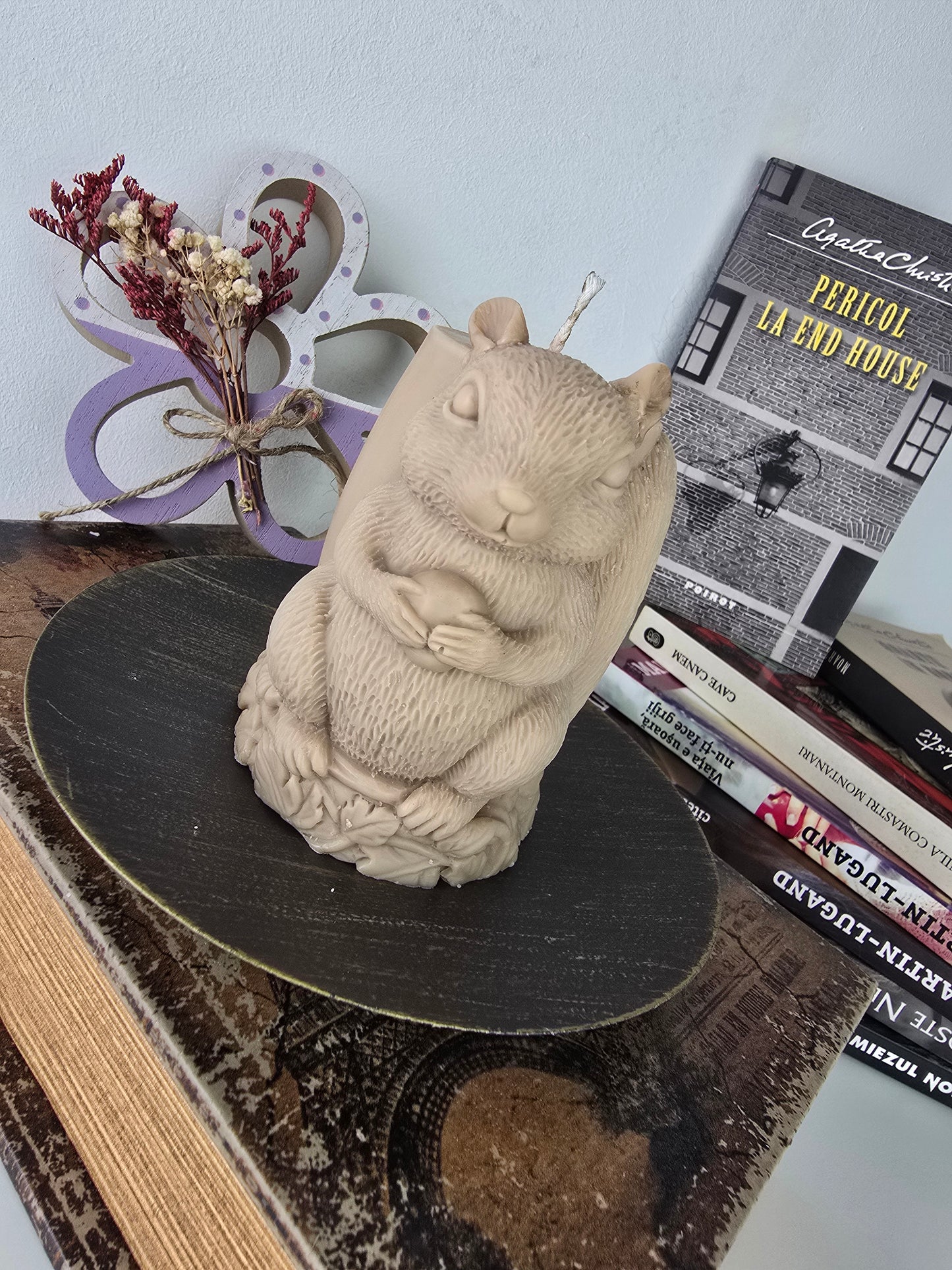 Lumânare handmade din ceară de soia – „Veverița Veselă”, colorată și parfumată