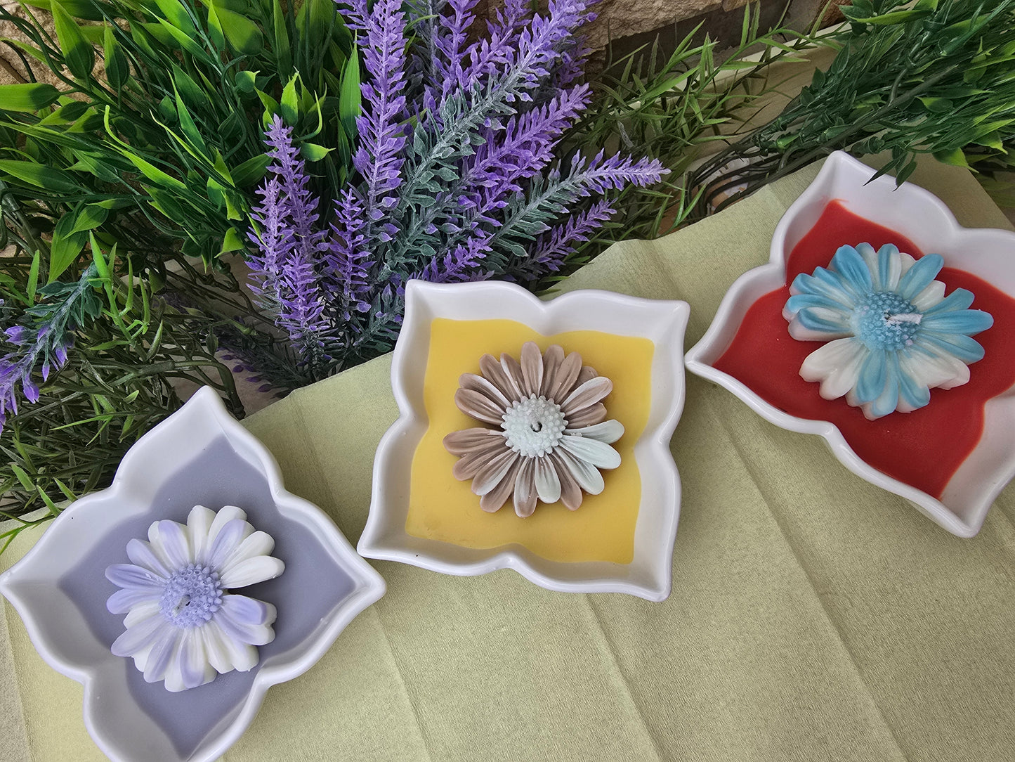 Lumânare handmade „Floare de Lumină” în ceramică – Eleganță naturală