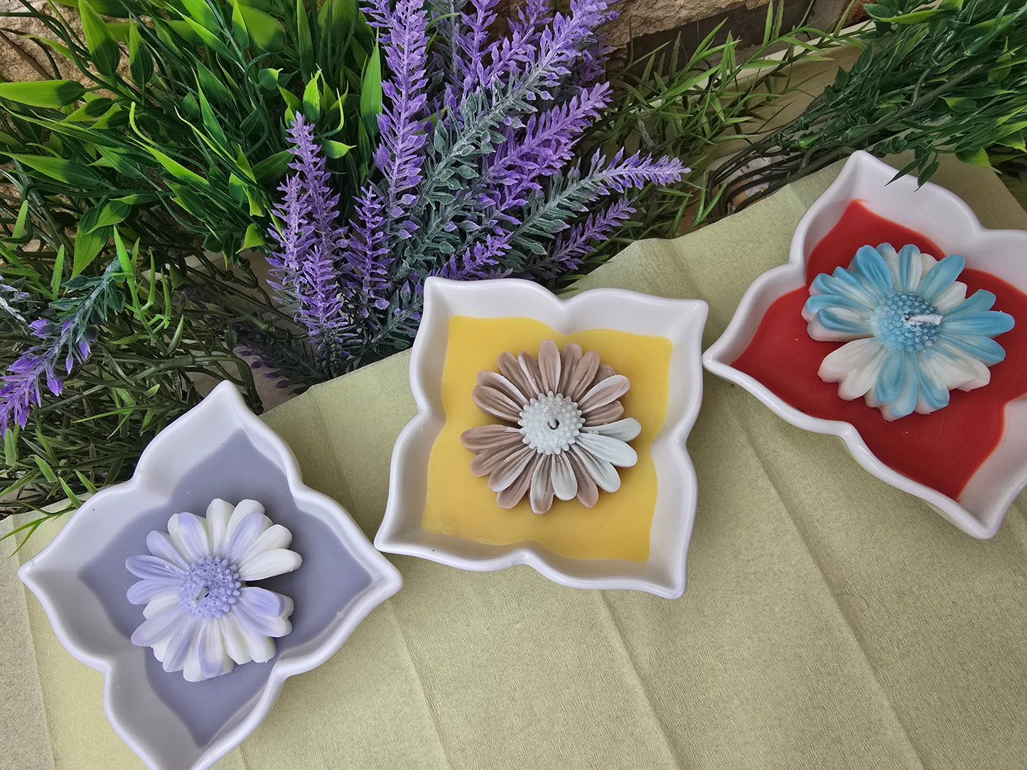 Lumânare handmade „Floare de Lumină” în ceramică – Eleganță naturală