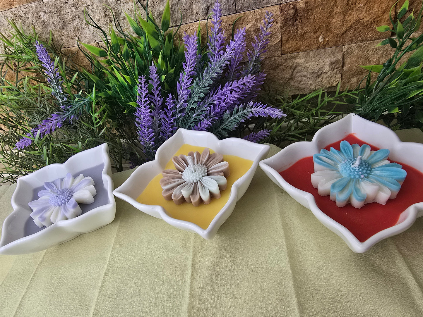 Lumânare handmade „Floare de Lumină” în ceramică – Eleganță naturală