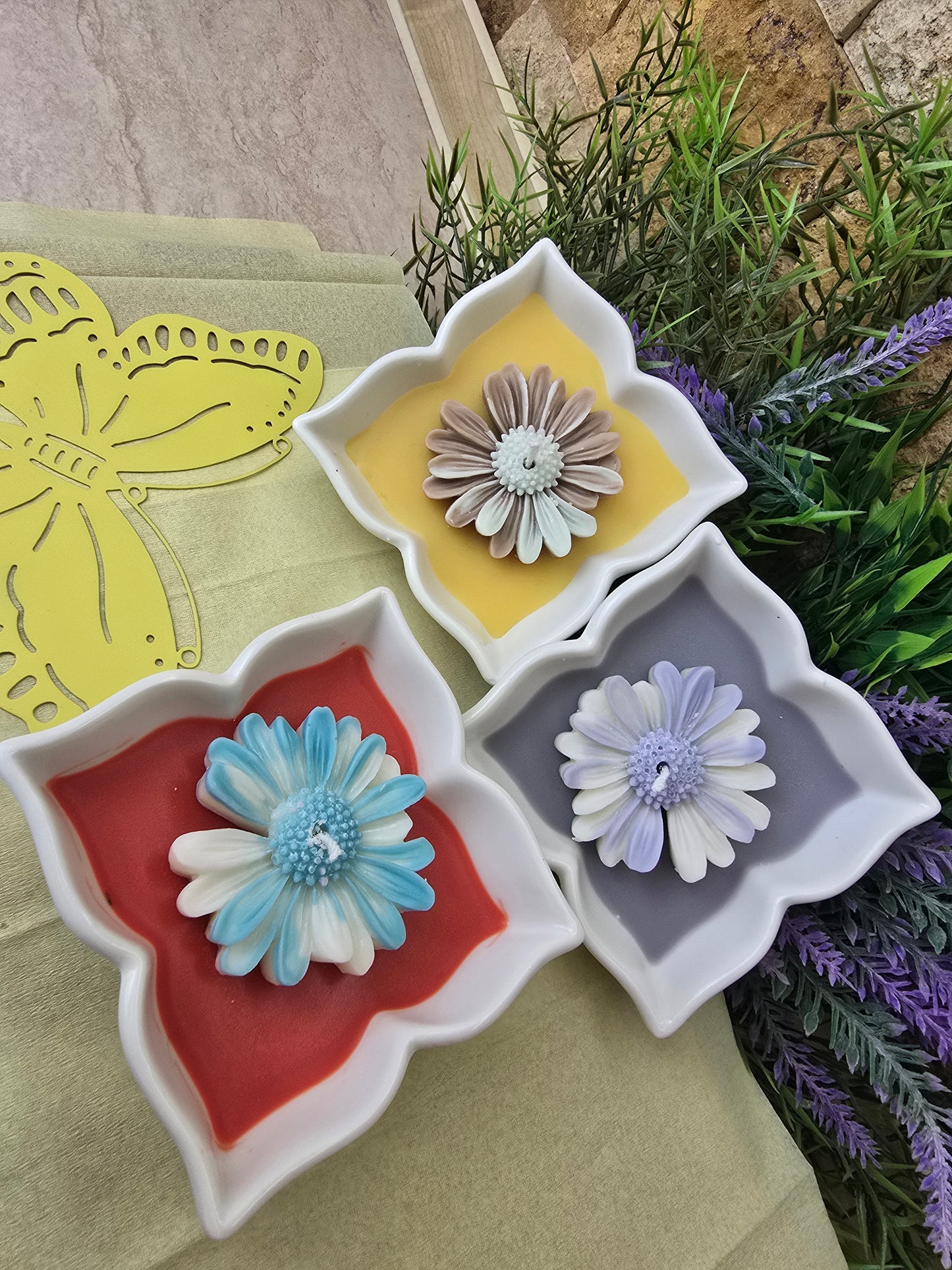 Lumânare handmade „Floare de Lumină” în ceramică – Eleganță naturală