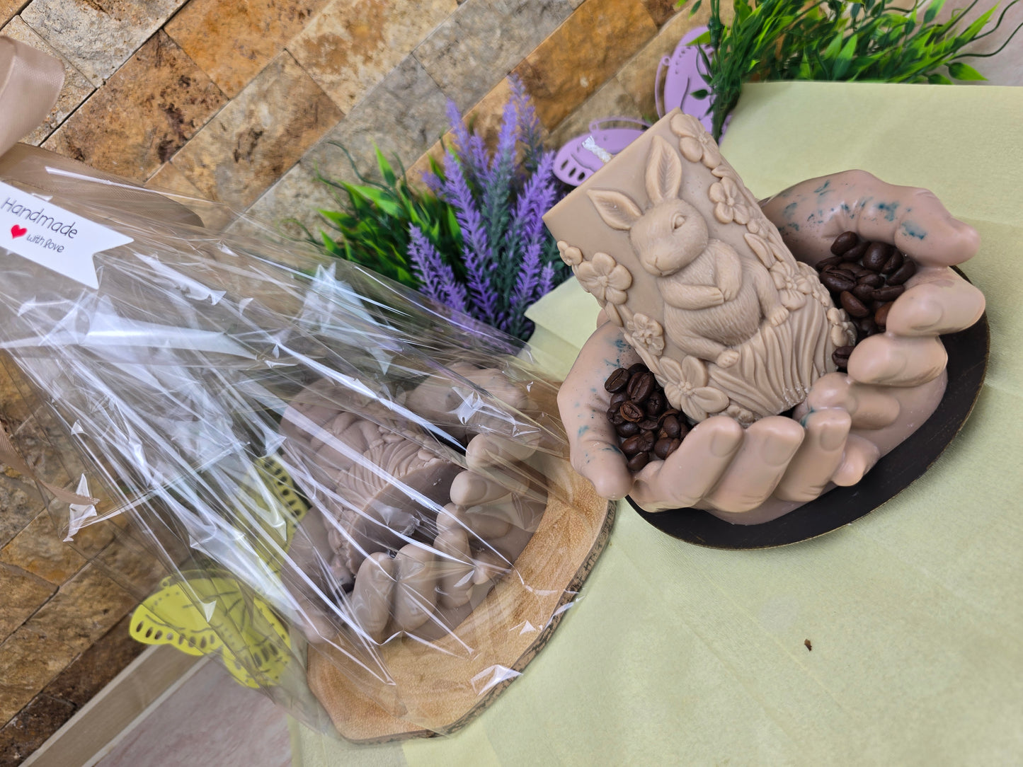 „Mângâierea Primăverii” – Set Decorativ cu Iepuraș și Mâini din Ceară