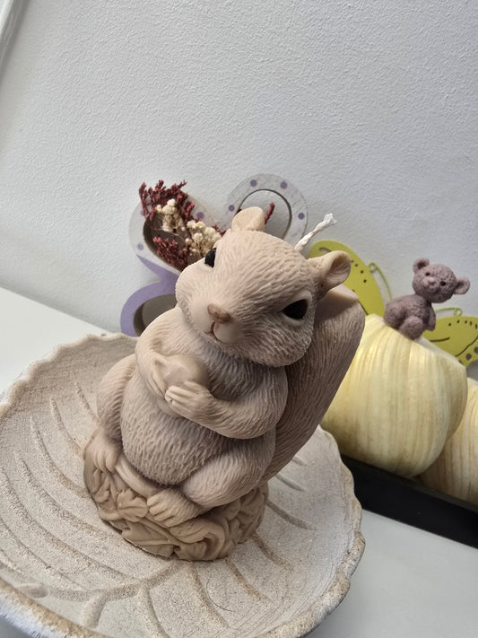 Lumânare handmade din ceară de soia – „Veverița Veselă”, colorată și parfumată
