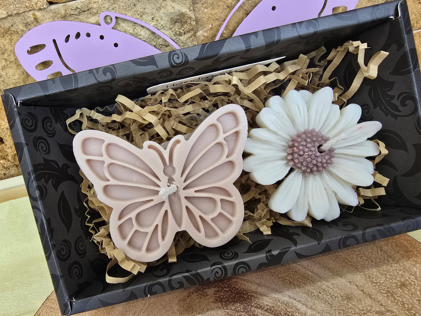 Set Cadou Lumânări Personalizate Handmade – „Fluture și Floare”