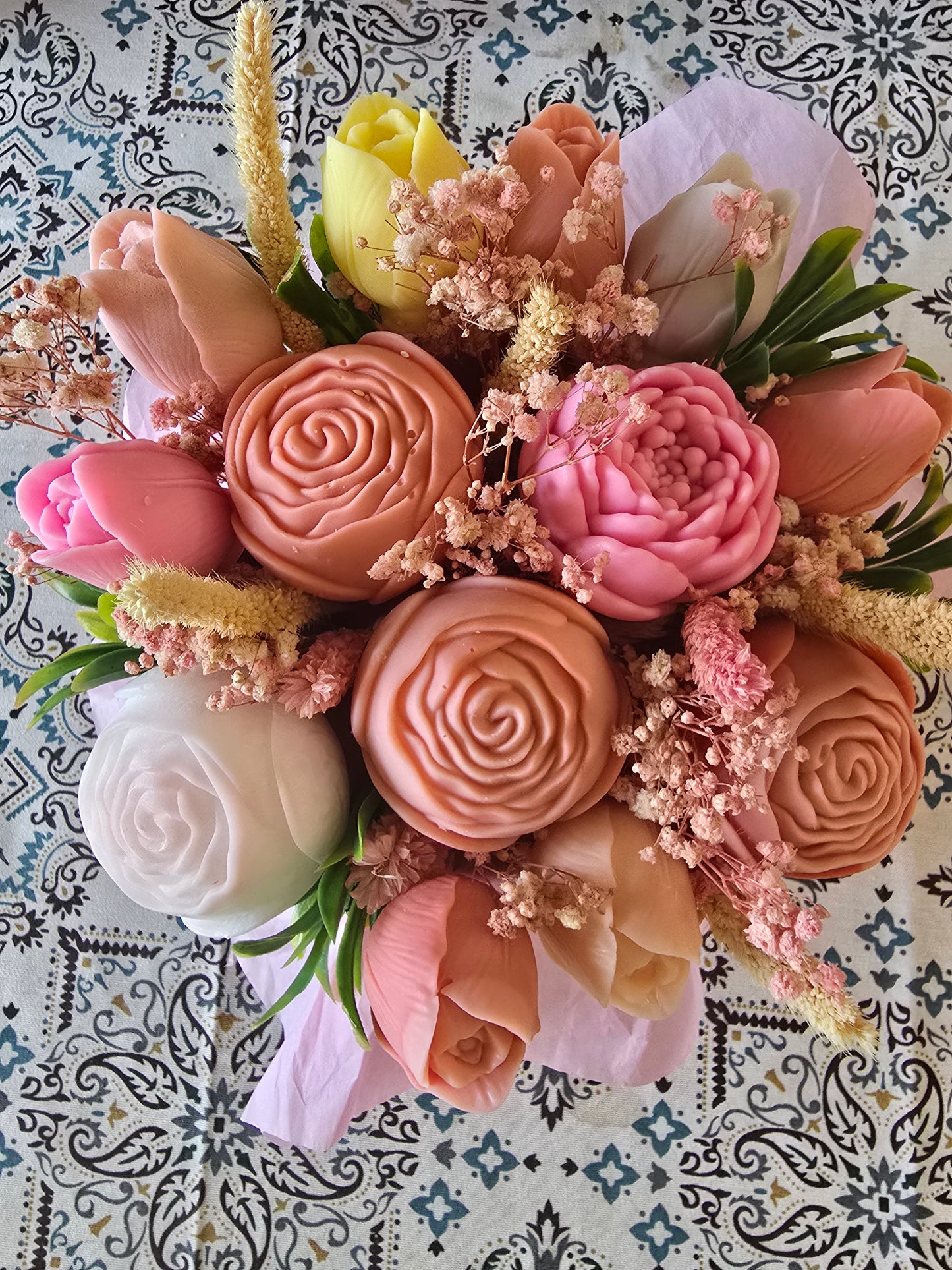 Buchet Handmade din Ceară – „Buchetul care Nu Se Oferă în Graba