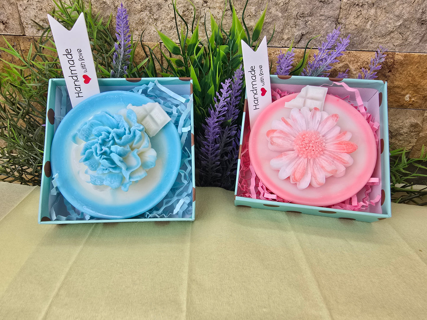 Bloom Elegance – Decorative Soy Wax Flowers on a Scented Wax Plate