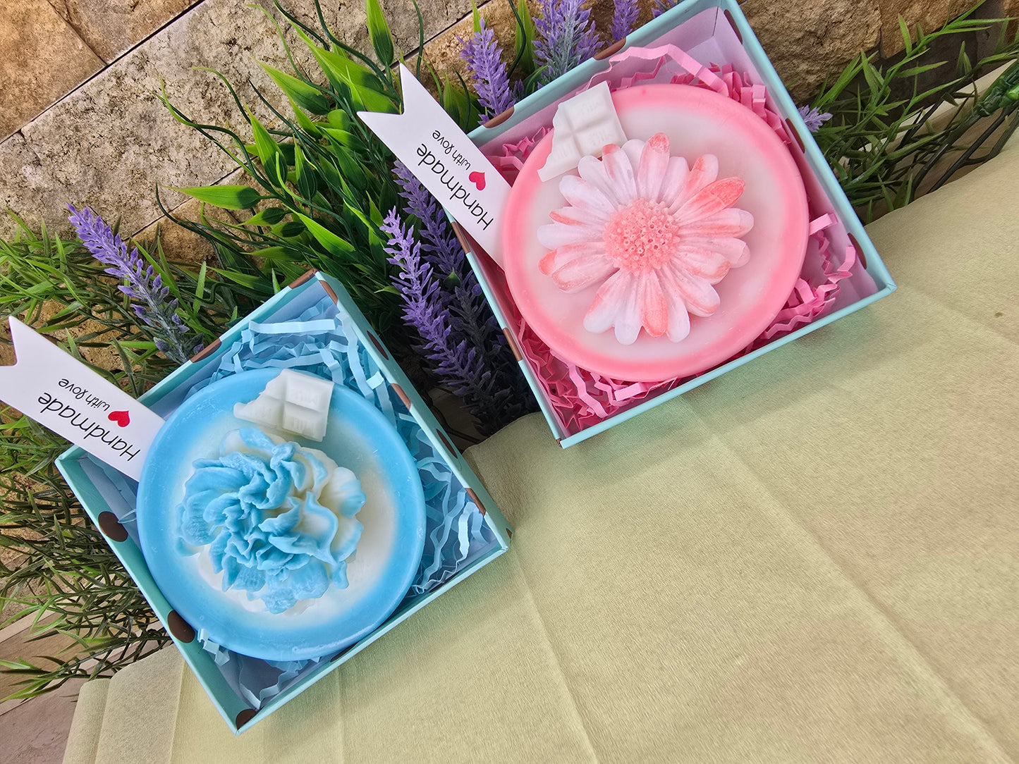 Bloom Elegance – Decorative Soy Wax Flowers on a Scented Wax Plate