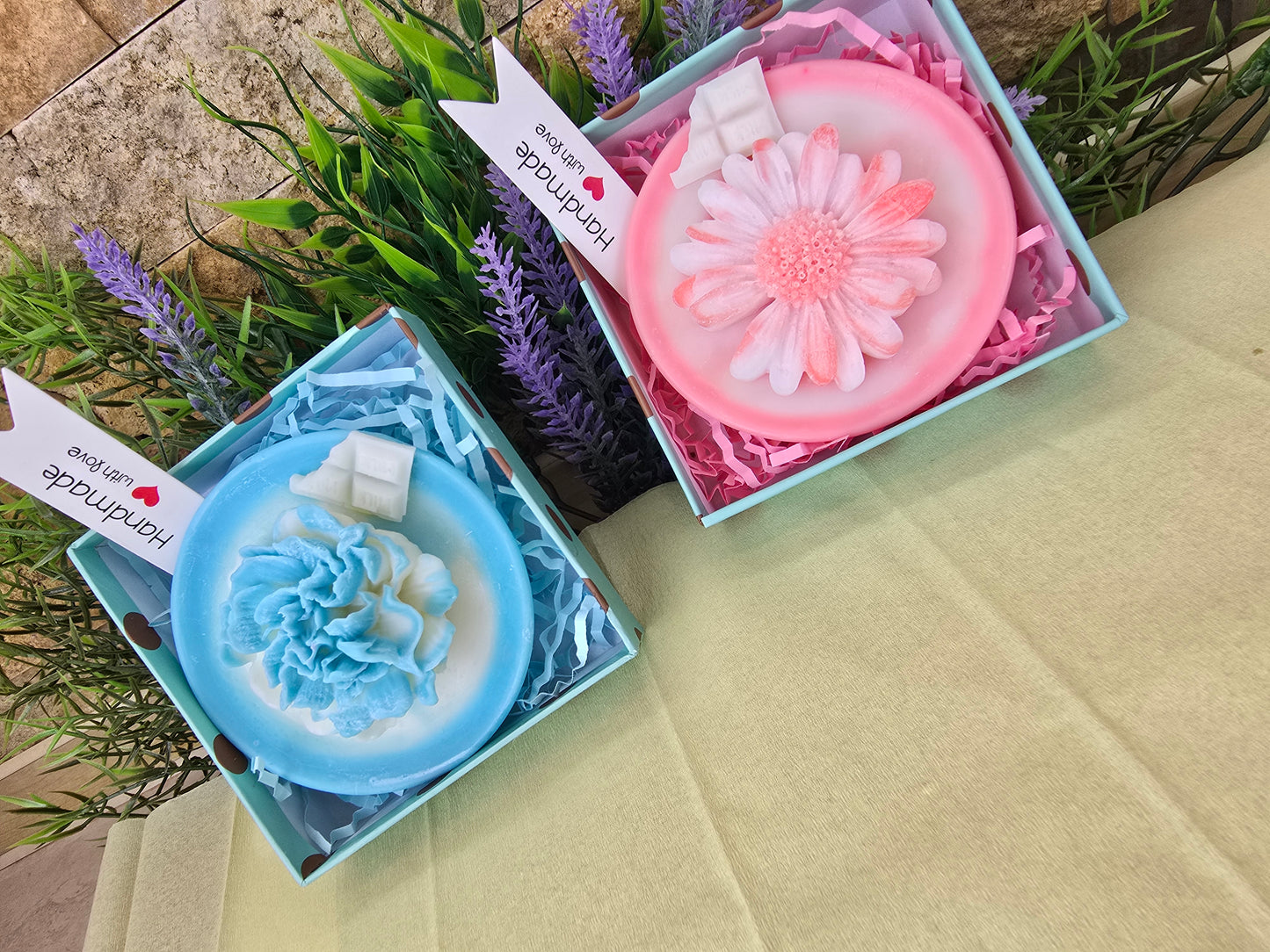 Bloom Elegance – Decorative Soy Wax Flowers on a Scented Wax Plate