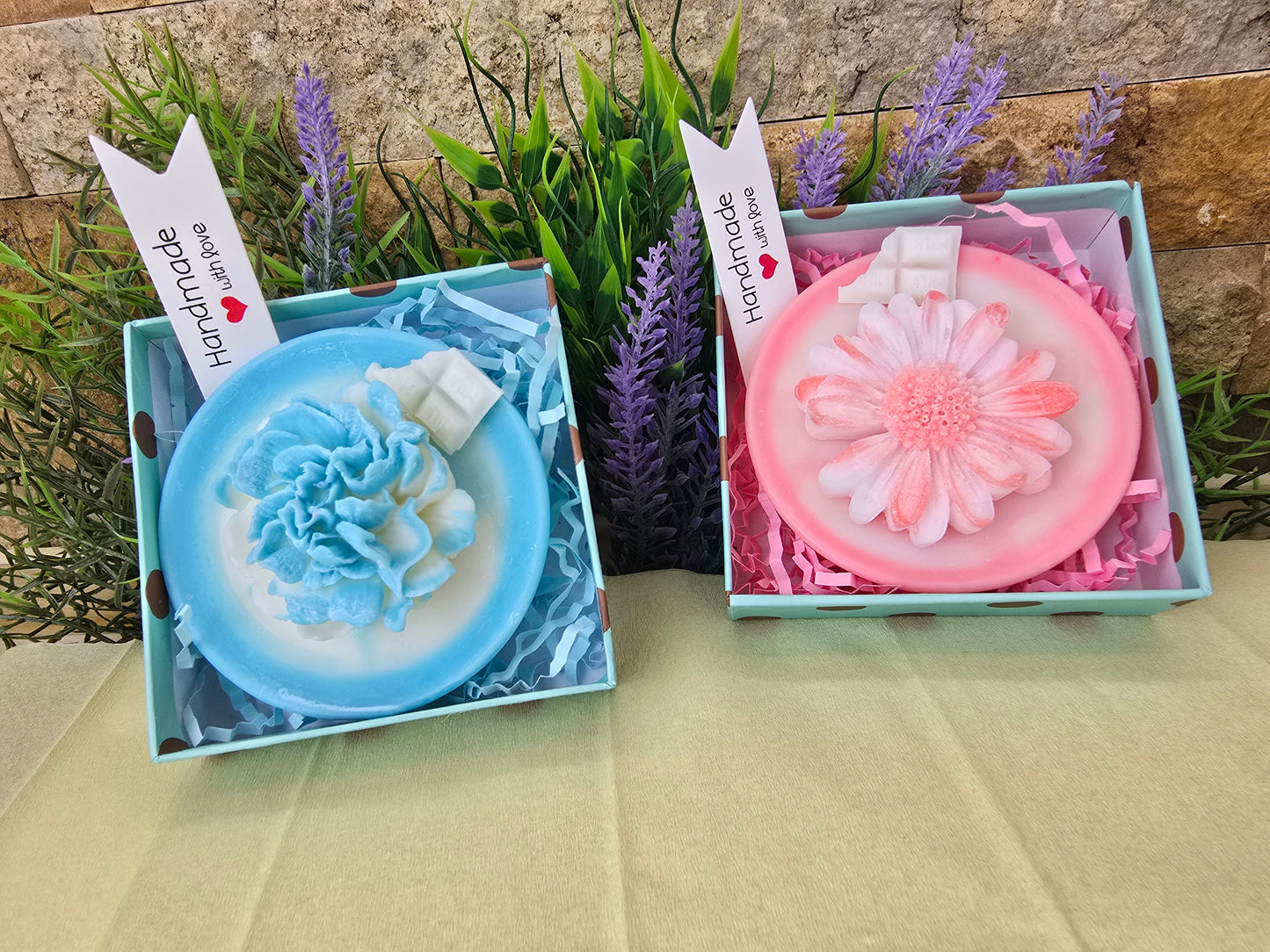 Bloom Elegance – Decorative Soy Wax Flowers on a Scented Wax Plate