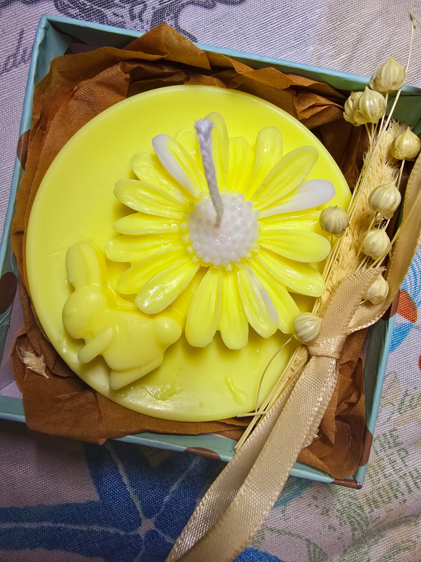 Lumânare handmade „Petale de Ceară” – Rafinament natural și delicat