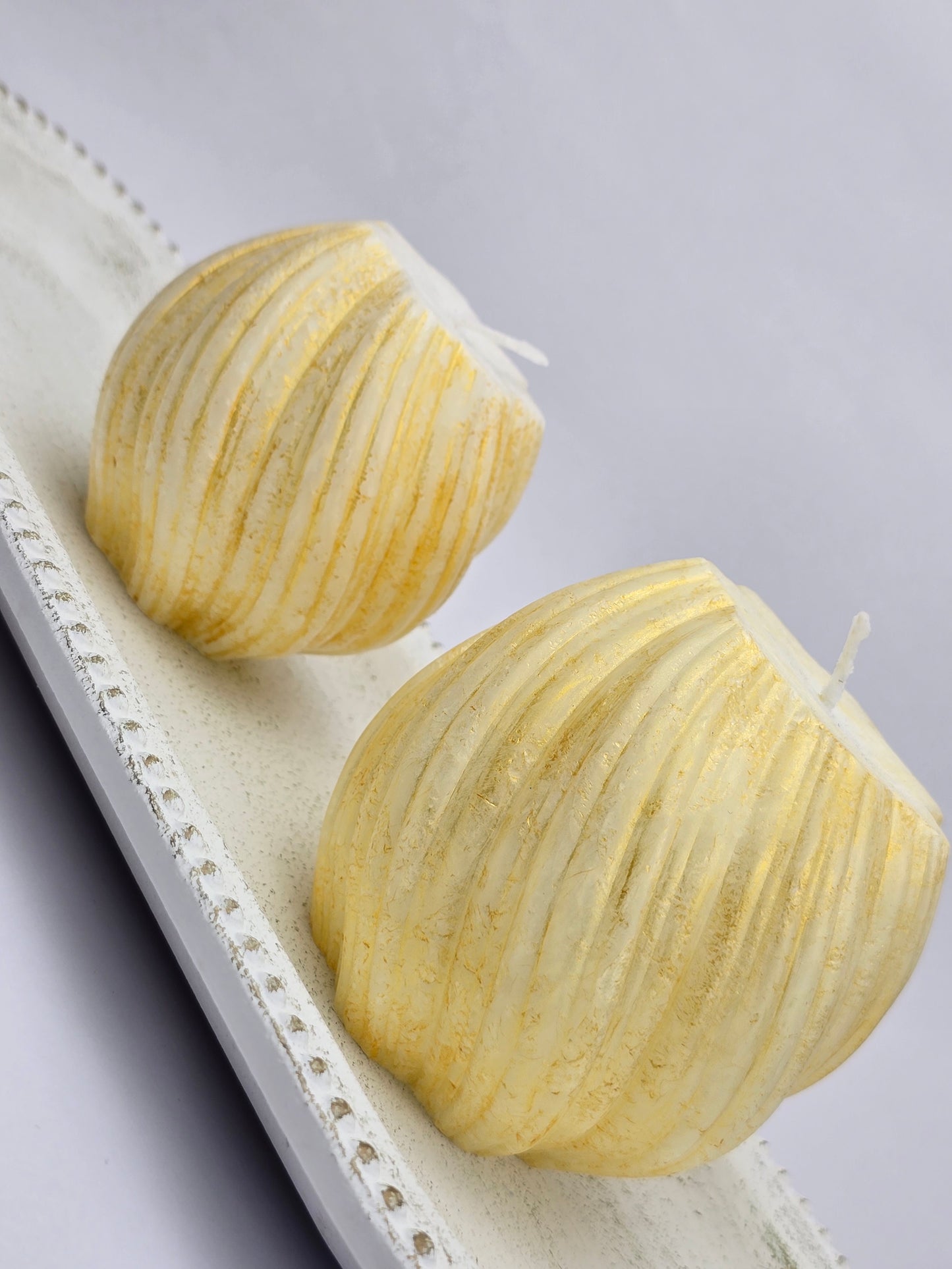 Lumânare Mini „Spirala Delicată” – Design Elegant din Ceară Naturală