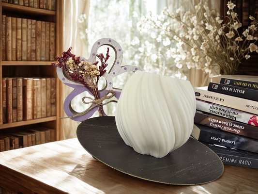 Lumânare handmade spirală – „Spirala Delicată”, decor rafinat din ceară naturală