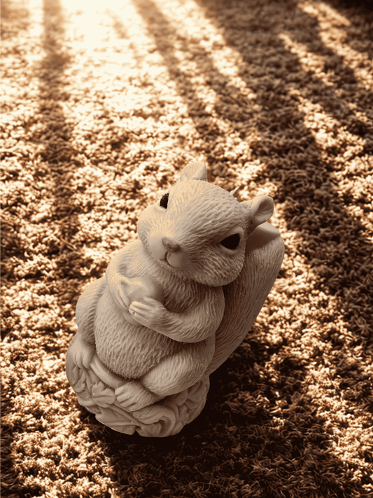 Lumânare handmade din ceară de soia – „Veverița Veselă”, colorată și parfumată